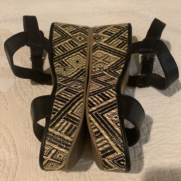 DV platform sandals. Size 9. Aztec design - Picture 6 of 11